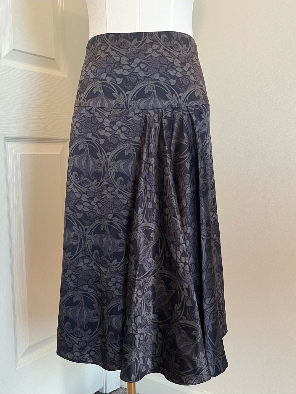 The Limited 100% Silk Gray Floral Midi Skirt Womens Size 6 Minimalist Party